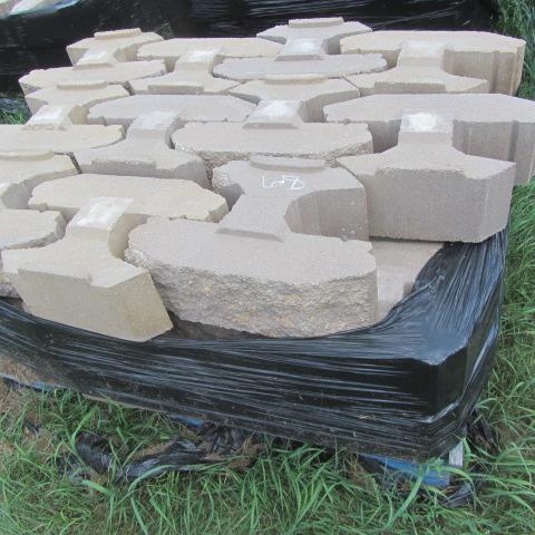 lot 68 image: Locking Retaining Block