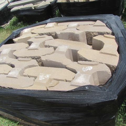 lot 69 image: Locking Retaining Block