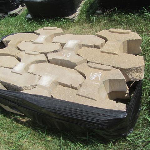 lot 70 image: Locking Retaining Block