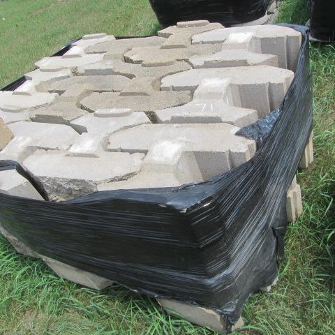 lot 71 image: Locking Retaining Block