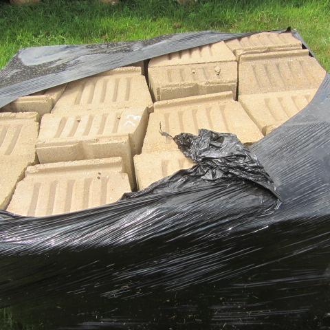 lot 73 image: Retaining Block