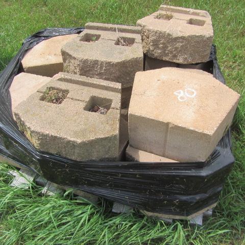 lot 79 image: Retaining Block