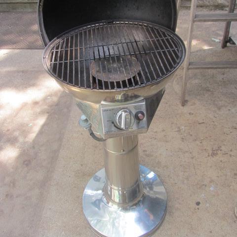 lot 105 image: Stainless BBQ Grill