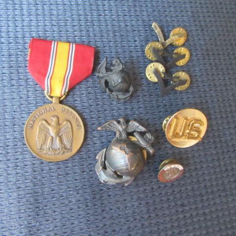 lot 12 image: Military Pins