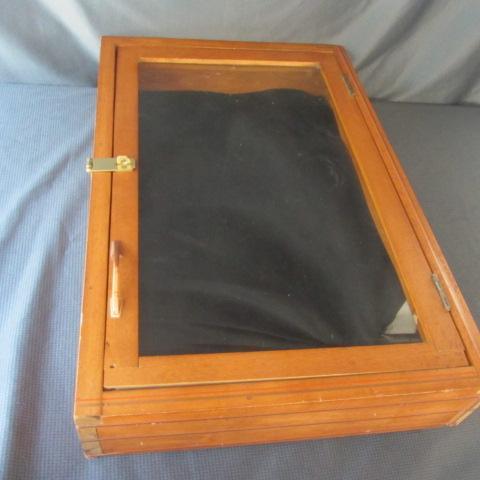 lot 13 image: Table Top Showcase