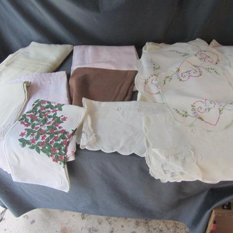 lot 188 image: Tablecloths, Doilies