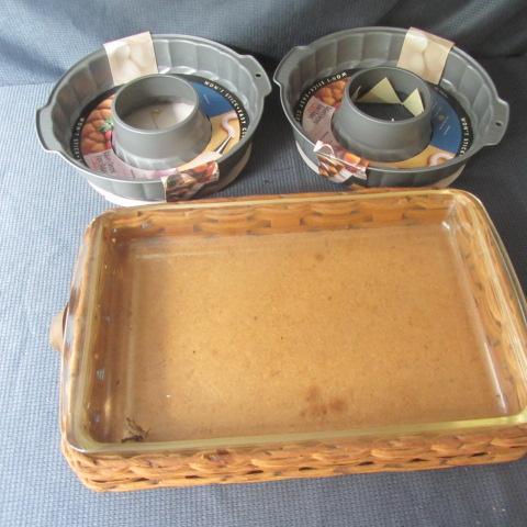 lot 212 image: New Pans, Pyrex Pan & Carrier