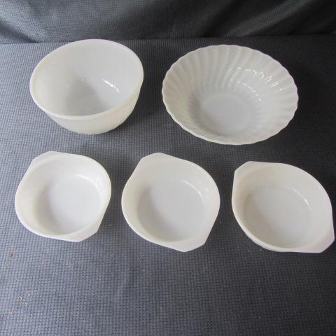 lot 213 image: Pyrex Bakeware