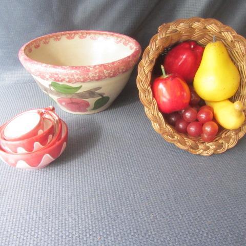 lot 218 image: Crockery Bowl, Measure Cup Set