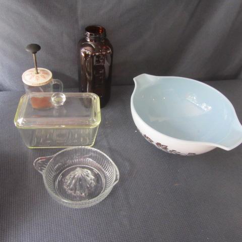 lot 23 image: Pyrex & GlasBake Dishes