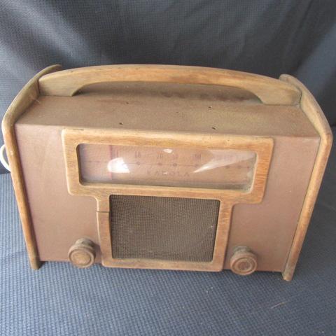 lot 35 image: Karola Table Radio