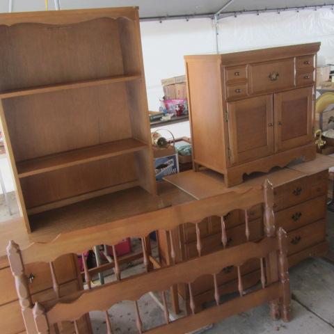 lot 51 image: Bedroom Furniture Set
