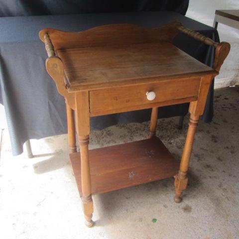 lot 52 image: Antique Wash Stand