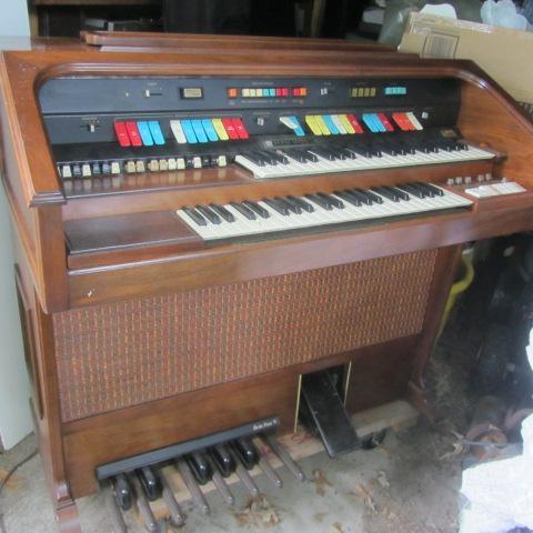 lot 8 image: Hammond Double Keyboard Organ