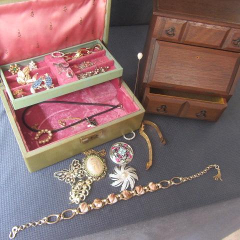 lot 95 image: Costume Jewelry