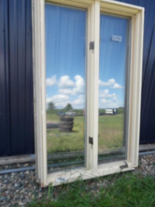 lot 21 image: Crank Out Window