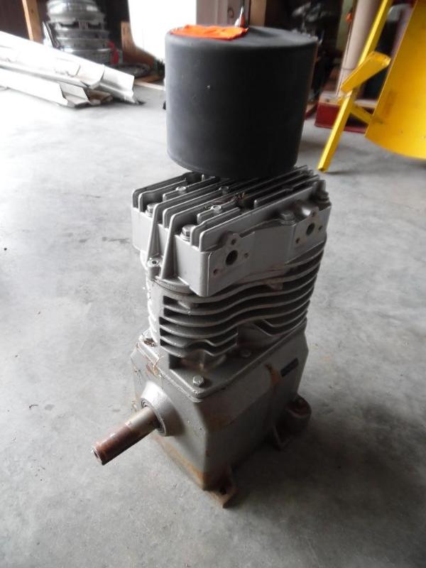 lot 24 image: Air compressor