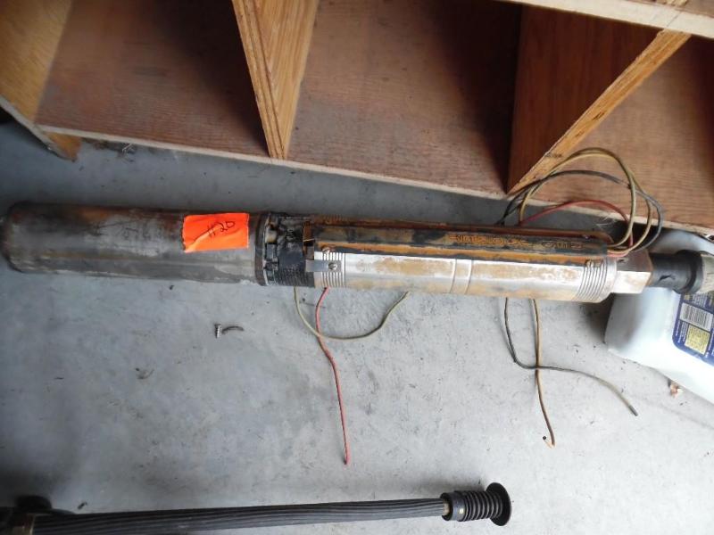 Submersible well pump