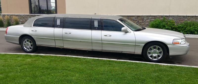 2006 Lincoln limousine. Just had a brand new ...