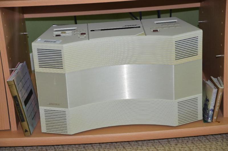 lot 122 image: Bose acoustical sound system model CD -2000...