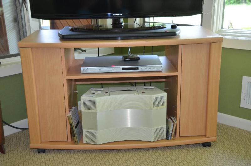 lot 124 image: Wood tv stand 40x20x24" high.  Cont...
