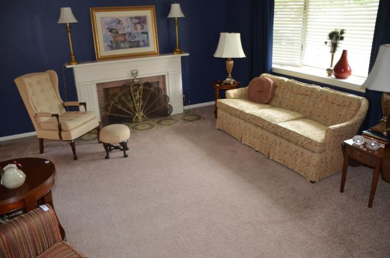 lot 137 image: Henredon stuffed chair and ottoman 14" t...