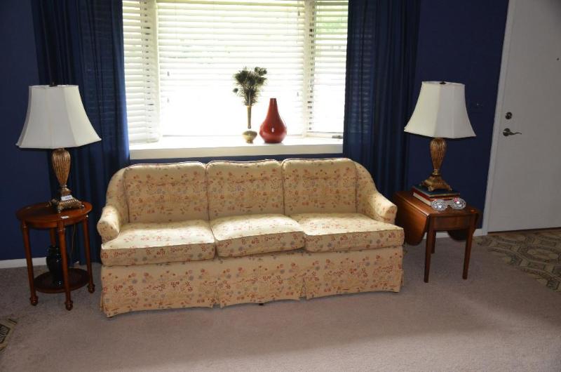 lot 142 image: Two matching lamps 30" tall...