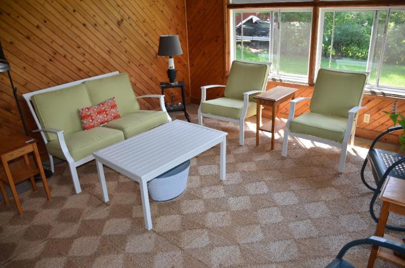 lot 169 image: Awesome Patio Set&nbspof 4 - metal coffee ta...