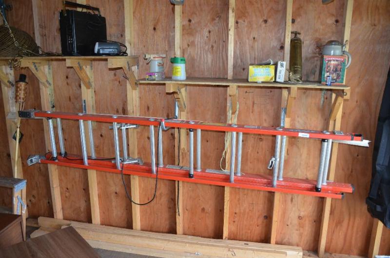 lot 194 image: Werner fiberglass extension ladder model D621...