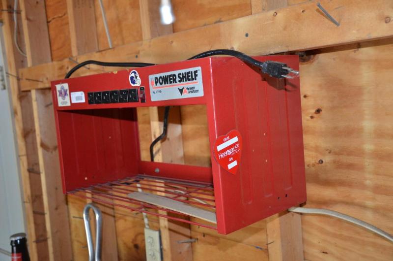 lot 220 image: Power shelf 20x10x8"...