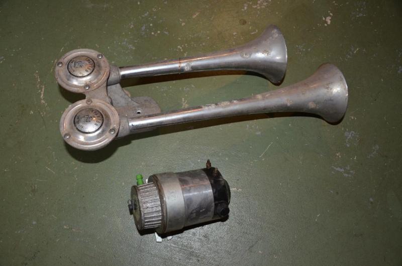 lot 250 image: Vintage Sparton car air horn 17" long...