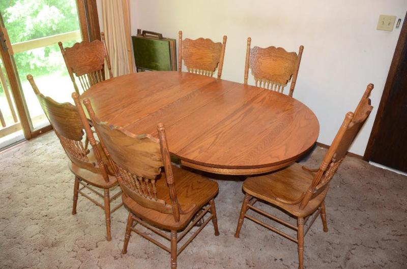 lot 1 image: Beautiful oak table with three leafs. Each le...