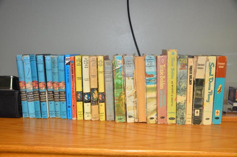 lot 104 image: Antique books - The Hardy Boys Series , 9 boo...