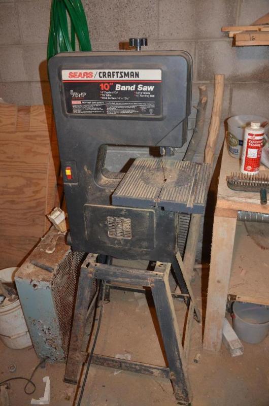 lot 13 image: Sears Craftsman 10" band saw. powers up,...