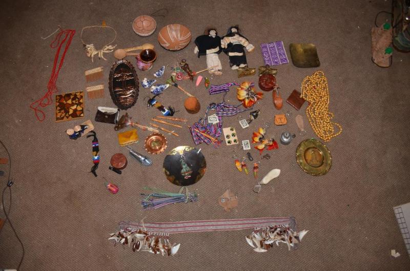 lot 155 image: Wood and leather items made in Ecuador - coin...