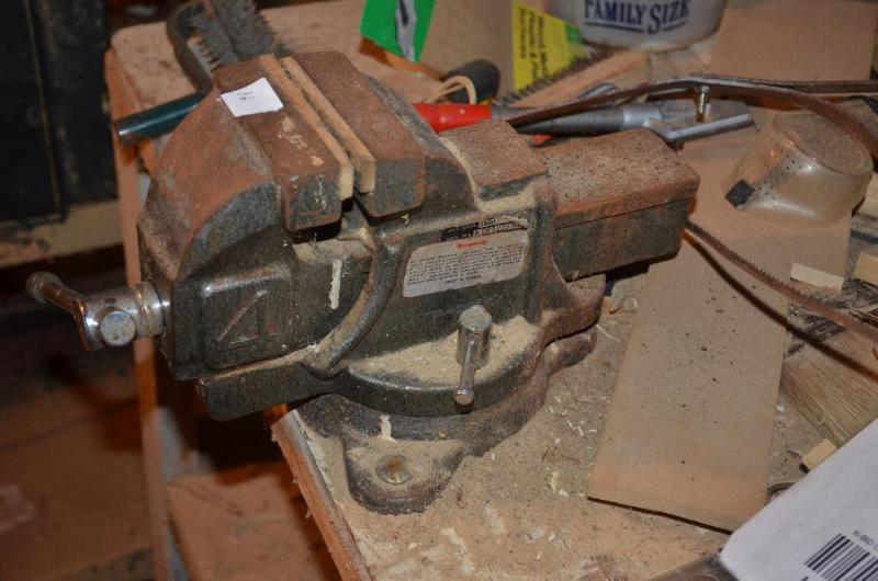 lot 16 image: Vice. Bring tools to remove from bench....