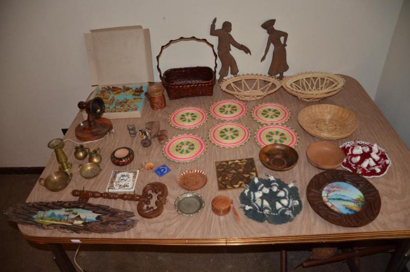 lot 164 image: Mde in Ecuador - Wood carved bowls, figurines...