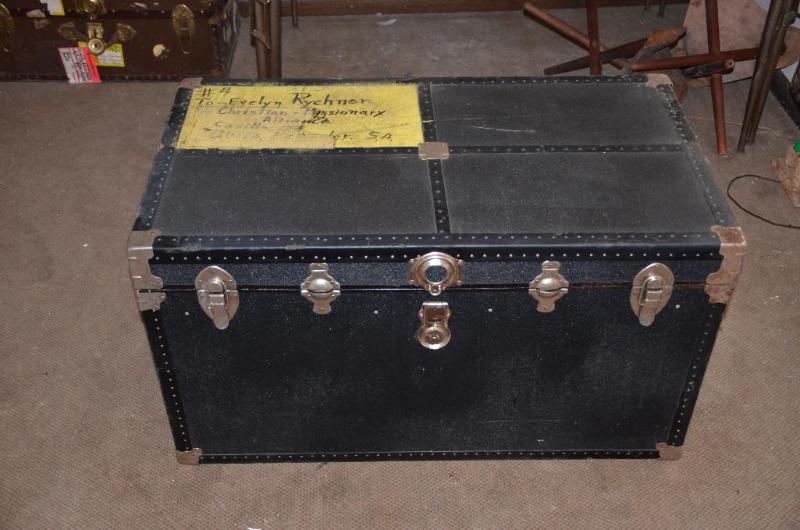lot 167 image: Vintage trunk 40x22x23"...