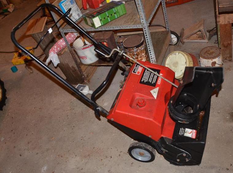 lot 17 image: Murry snow blower model E2030061. motor turns...