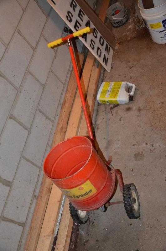 lot 175 image: Ortho Lawn Spreader...