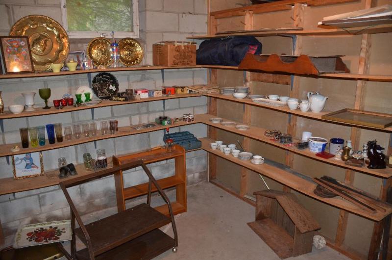 lot 180 image: Contents of shelves, china, wood dish shelf, ...