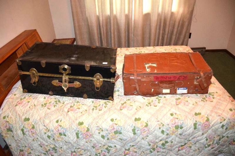 lot 29 image: Vintage Leather suitcase made in Ecuador &...