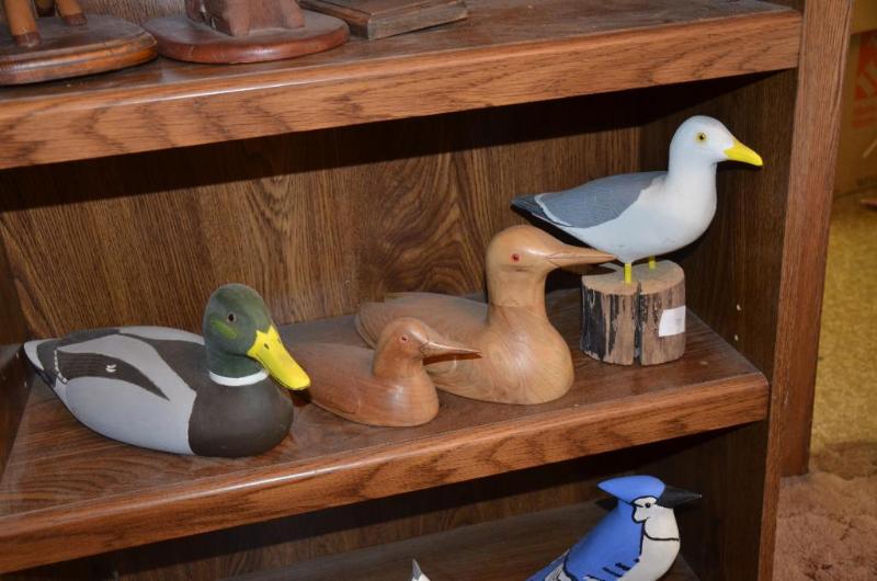 lot 37 image: Hand carved 4 birds - Hand made by local arti...
