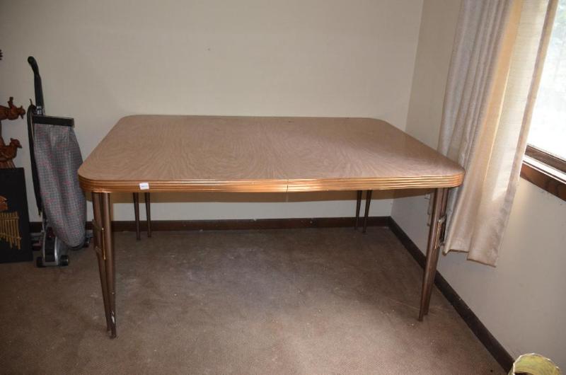 lot 38 image: Vintage table 42x60" plus 2 leaves 12&qu...