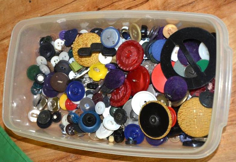 lot 43 image: Vintage buttons...