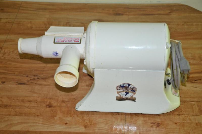 lot 51 image: Champion Juicer model G5-NG853S. powers up....