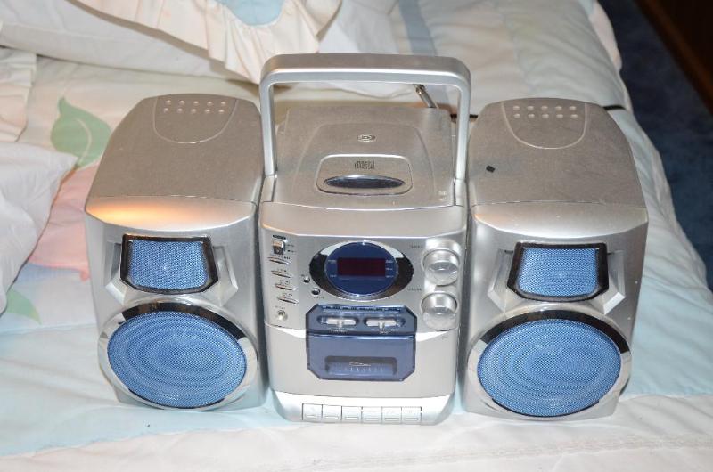 lot 57 image: Durabrand model CD-1493 stereo, powers up...