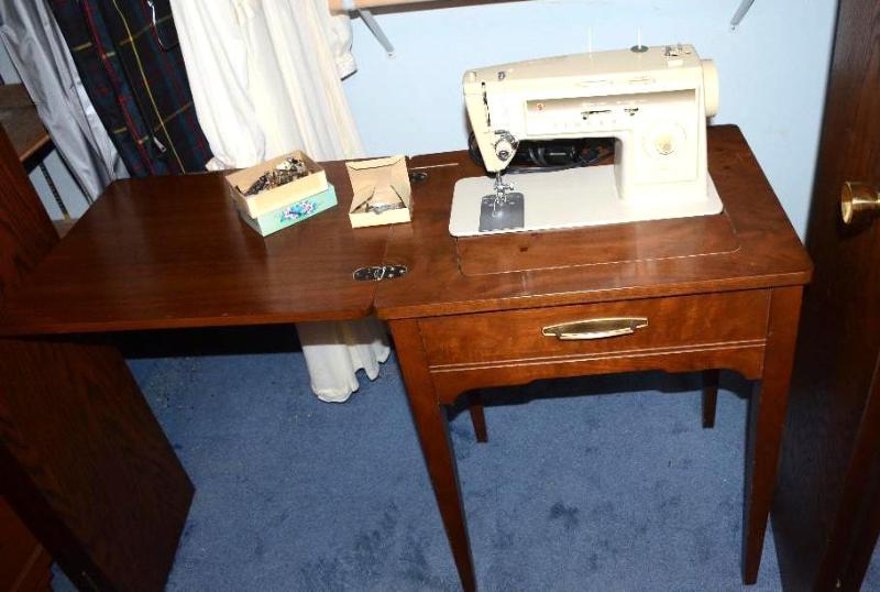 lot 6 image: Singer Stylist 513 sewing machine with beauti...