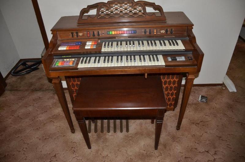 the entertainer swinger 700 electric organ