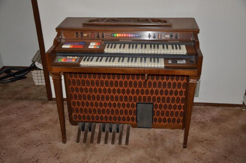 Kimball Swinger 700 electric organ, powers up..